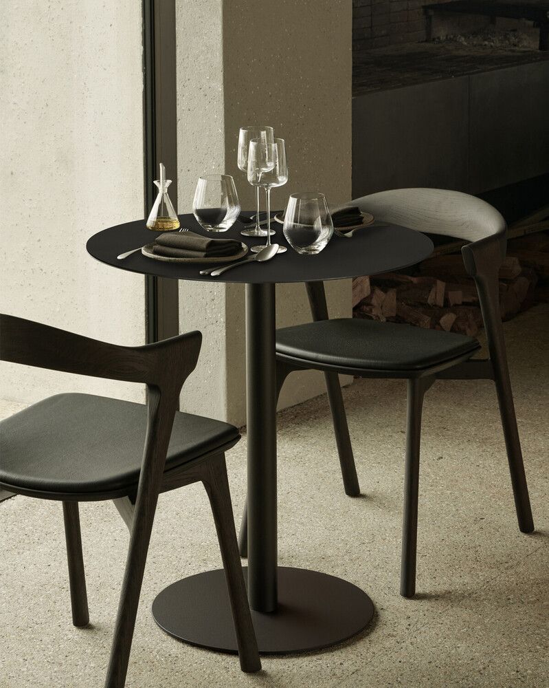 Dining tables in solid wood